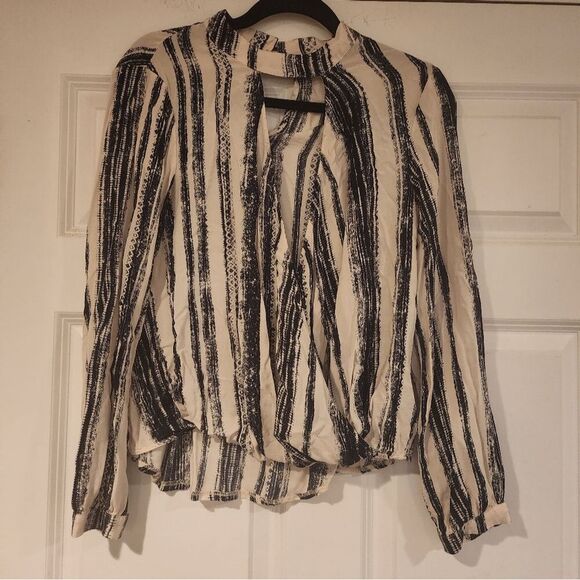 Gilli  black and white striped open front blouse - Picture 1 of 4